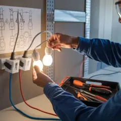 Bezpieczny montaż lampy: przewodnik krok po kroku dla każdego