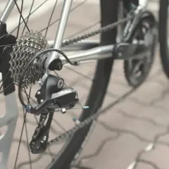 Widok tylnego koła roweru z przerzutką. Dowiedz się, jak wyprostować koło w rowerze, gdy jest lekko scentrowane.