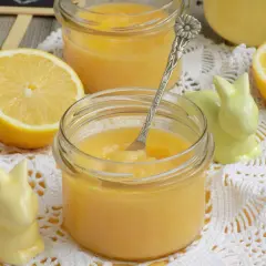 Słoiczki z domowym lemon curd, cytryny i urocze zajączki. Idealny przepis na lemon curd na wielkanocny stół.