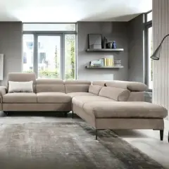 Jaki dywan do salonu? Szara kanapa, brązowe meble - inspiracje