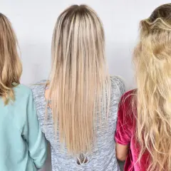 Tre personer med olika nyanser av blont hår, från mörkblont till ljusblont, med olika frisyrer.