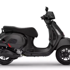 Vespa GTS 300 Super Sport negra mate, con detalles rojos en el asiento y franjas deportivas.