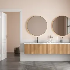 Elegancka łazienka z dwoma okrągłymi, podświetlanymi lustrami, które stanowią oryginalne lustra do łazienki.