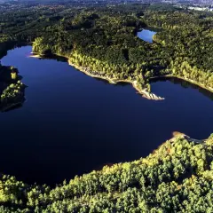 Malownicze jeziora otoczone lasem, idealne na trasę rowerową w Sierakowicach.