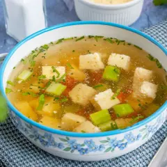 Herzhafte Eierstichsuppe mit Sellerie und Kräutern, ein einfaches eierstich rezept.