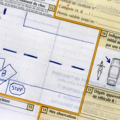 Exemple croquis constat d'accident : un stop, des véhicules A et B, et une flèche indiquant le point de choc.