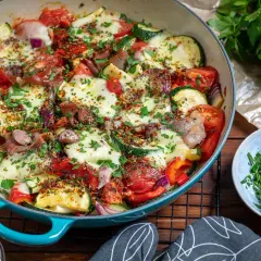 Zapiekanka z cukinii, pomidorów i papryki, zapieczona z serem provolone. Idealna do ser provolone przepisy.