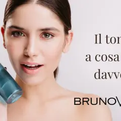 Donna con tonico viso blu, scopri a cosa serve davvero questo prodotto essenziale per la tua pelle.