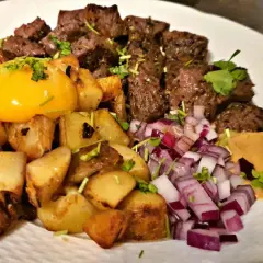 Biff Rydberg med stekt potatis, rå äggula, hackad rödlök och en klick senap. En klassisk svensk rätt som smakar fantastiskt!