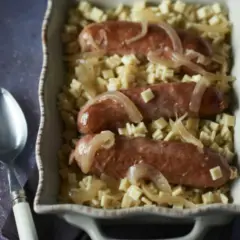 Un plat réconfortant de gratin de crozet diot, avec des saucisses savoureuses et des oignons caramélisés sur des pâtes crozet.