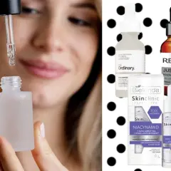Kobieta aplikuje serum z niacynobazą 25. Na drugim planie kosmetyki z niacynamidem.
