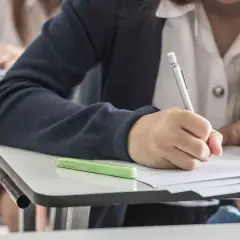 Uczeń pisze wypracowanie, ćwicząc użycie gerund i bezokolicznika.