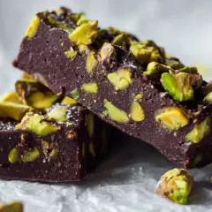 Mörk choklad fudge med pistagenötter, perfekt för ett dubai choklad recept.