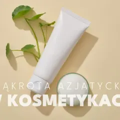 Wąkrota azjatycka w kosmetykach: biała tubka kremu i zielone listki na beżowym tle.