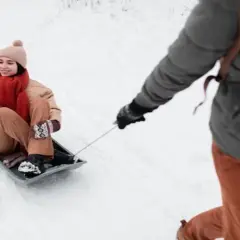 Gdzie na sanki w góry? Odkryj najlepsze stoki i bezpieczną zabawę!