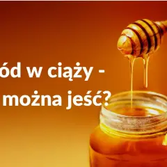 Miód w ciąży - czy można jeść? Słodki, złocisty miód spływa z drewnianej chochli do słoika.