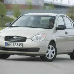 Złoty Hyundai Accent z polskimi tablicami WN 62845 zaparkowany na zewnątrz.