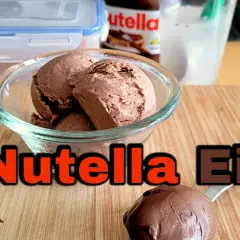 Schokoladiges Nutella Eis, perfekt zum Eis selber machen. Ein Löffel voller Genuss, bereit zum Vernaschen.