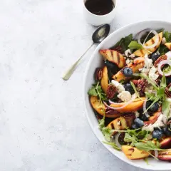 Ein bunter Salat mit gegrillten Nektarinen, Blaubeeren, Pekannüssen und Feta. Perfekt für einen leichten Sommergenuss.