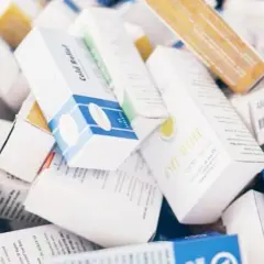 Wysyłka leków pocztą: czy to legalne? Poznaj zasady i ryzyka
