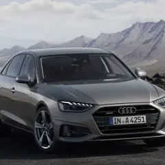 Szary Audi A4 na tle gór i morza. Sprawdź audi a4 wymiary, by zaplanować podróż.