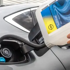 Rellenando el depósito de AdBlue de un coche. La etiqueta indica "AdBlue DEF - Diesel Exhaust Fluid". Saber cuanto dura el AdBlue es clave para evitar paradas.