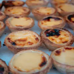 Pyszne babeczki pasteis de nata, idealne na deser. Ten przepis jest prosty i szybki.