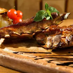 Travers de porc BBQ brillants et caramélisés, prêts à être dégustés.