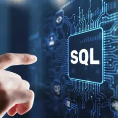 Palec wskazuje na ekran z napisem SQL, symbolizując dostęp do danych.