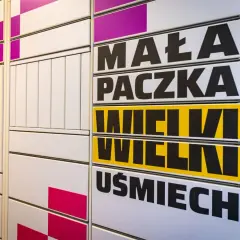 InPost Paczkomat z napisem "Mała paczka, wielki uśmiech". To miejsce, gdzie ekozwroty stają się proste i przyjemne.