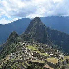 Machu Picchu, una delle meraviglie del mondo antico e moderno, si erge maestosa tra le montagne andine, testimonianza di un'antica civiltà.