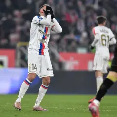 Piłkarz Górnika Zabrze z rozpaczą zakrywa twarz rękami.