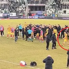 Piłkarze Radomiaka Radom i Korony Kielce w emocjach po meczu. Sędzia próbuje rozdzielić zawodników.