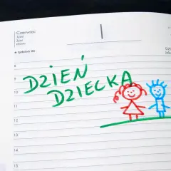 Dzien dziecka Warszawa! W kalendarzu zaznaczono zielonym flamastrem "DZIEN DZIECKA" i narysowano uśmiechnięte dzieci.