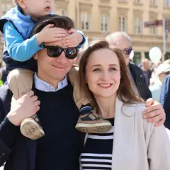 Kto z otoczenia Krzysztofa Bosaka odpowiada za jego wizerunek mężnego stanu? Rodzina i ludzie w tłumie tworzą jego obraz.