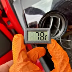 Termometr pokazuje 7.8°C przy samodzielnym nabijaniu klimatyzacji. Pomiar temperatury z nawiewu.