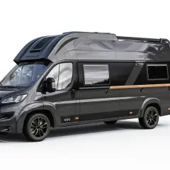 Elegancki, ciemnoszary camper dwuosobowy z podnoszonym dachem i drewnianymi akcentami. Idealny na podróże we dwoje.