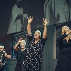Radosne seniorki w habicie tańczą na scenie. Sprawdź repertuar Teatru Łaźnia Nowa!