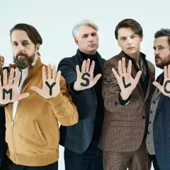 Myslovitz członkowie pokazują litery na dłoniach: M, Y, S, L, O.