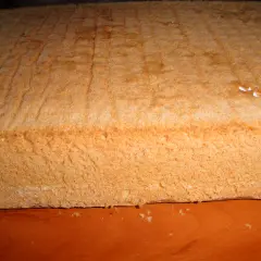 Puszysty biszkopt z 3 jaj, lekko zarumieniony, gotowy do przekładania kremem.
