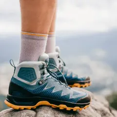 Letnie wędrówki w góry? Te buty i skarpety zapewnią komfort.