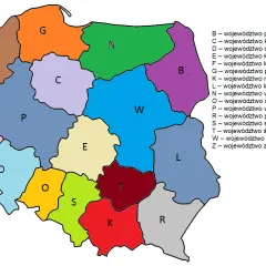 Mapa Polski z zaznaczonymi województwami, każde oznaczone literą i kolorem. Zapisana jako zwa rejestracja.