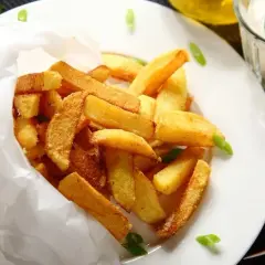 Frytki na kolację: Przepisy, sosy, wege i zdrowe alternatywy!
