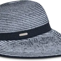Cappello da sole Calvin Klein bianco e nero a righe, con fascia scura e logo metallico. Perfetto per le giornate estive.