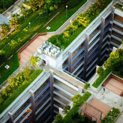 Edifici green con giardini pensili e aree verdi che si integrano con l'architettura moderna, creando un paesaggio urbano sostenibile.