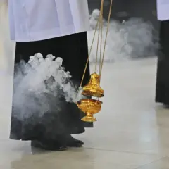 Co oznacza kadzidło w kościele? Symbolika i duchowe znaczenie w liturgii