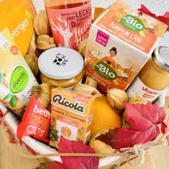 Herbstliche selbstgemachter geschenkkorb ideen: Pumpkin Chai Tee, Ingwer, Erdnussbutter Cups, Alverde Naturkosmetik und mehr.