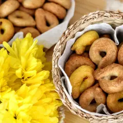 Taralli horneados en una cesta, listos para disfrutar. Una deliciosa receta para compartir.
