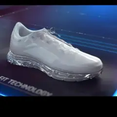 Biały but sportowy z przezroczystą podeszwą, prezentujący technologię GORE-TEX INFINIUM.