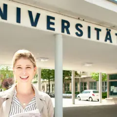 Glückliche Studentin vor der Universität Erfurt. Hier lässt es sich gut studieren!